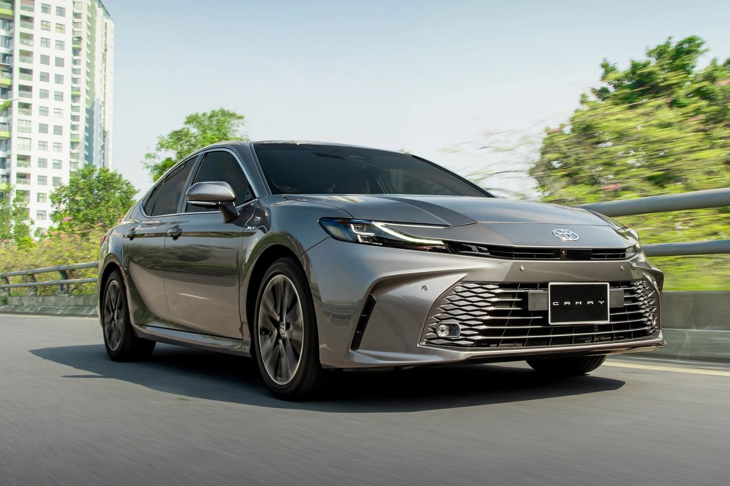 Toyota Camry hybrid hạ giá xuống 1,32 tỷ đồng