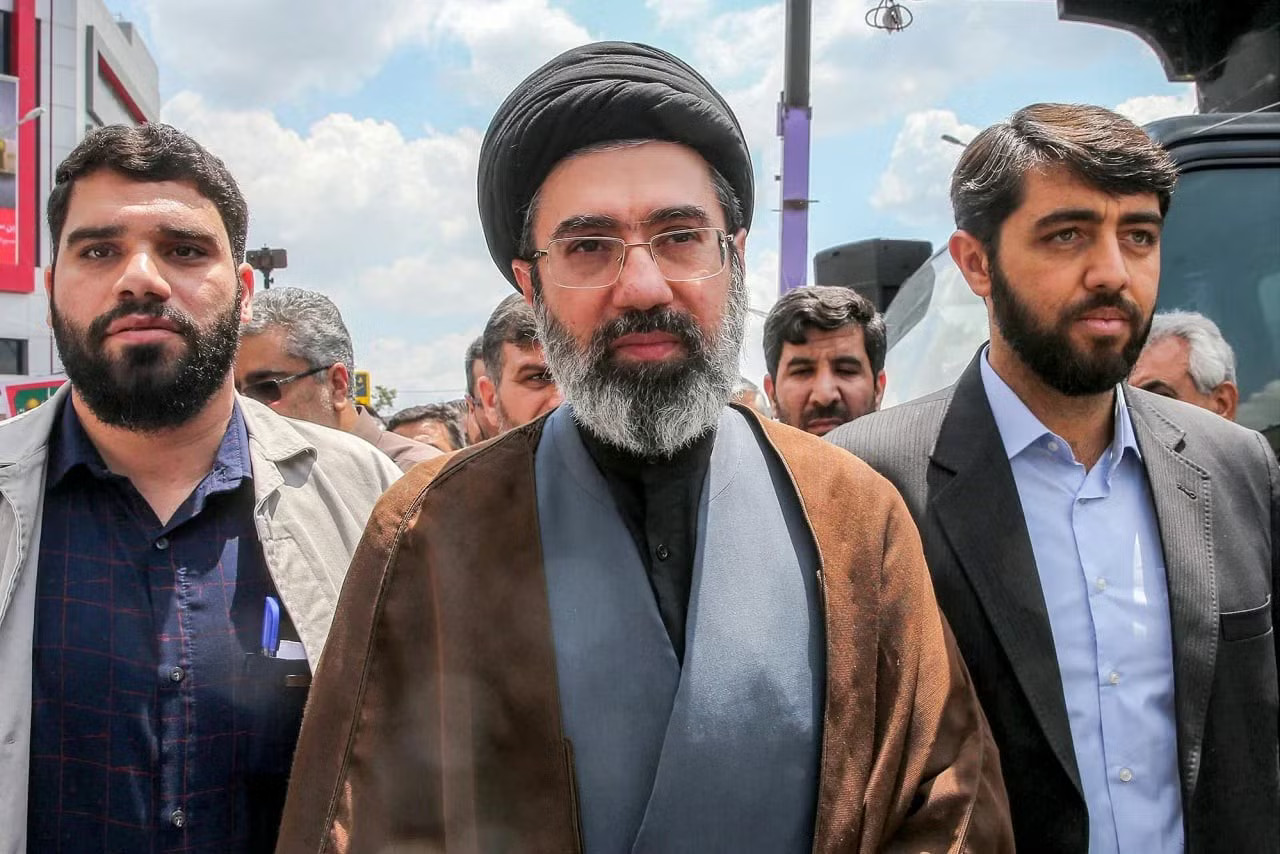 Dấu hỏi về sự xuất hiện của tân Lãnh tụ tối cao Iran trước ngày tang lễ người cha quá cố - Ảnh 1.