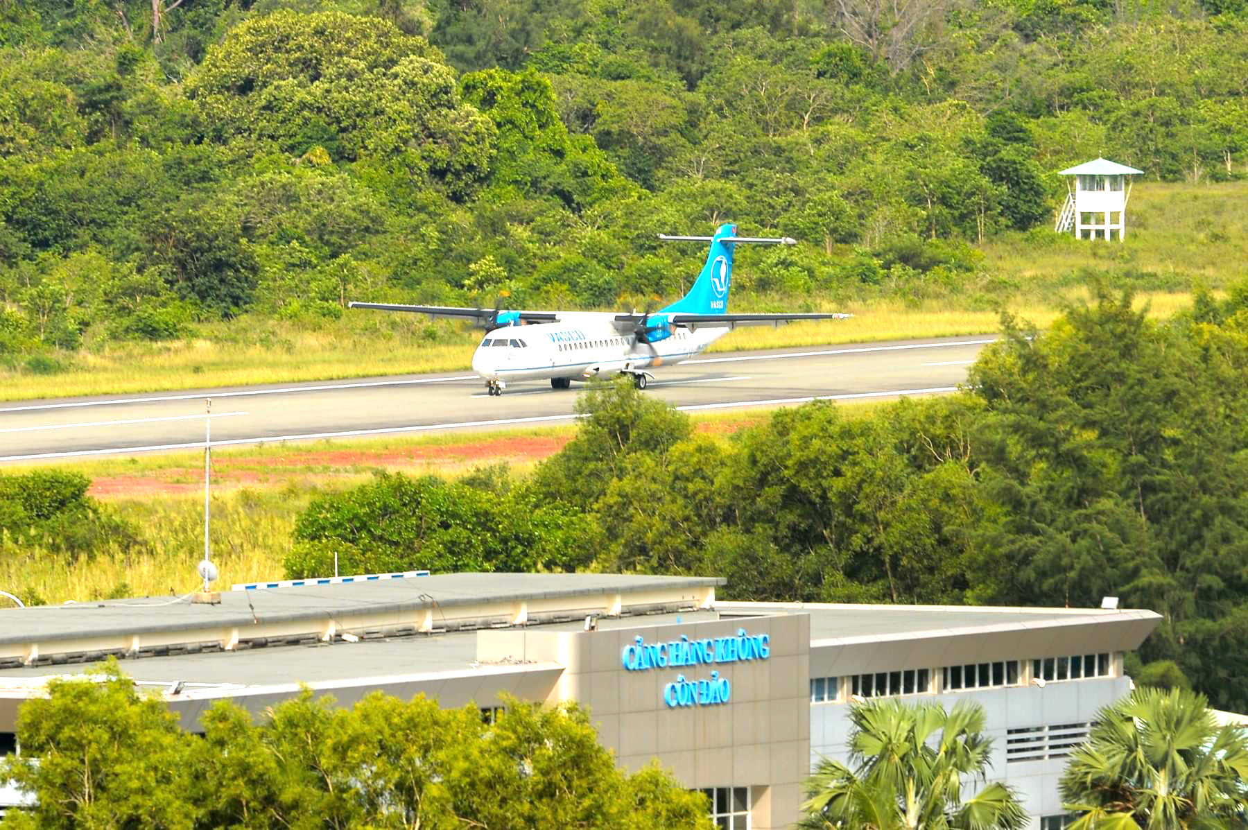 Việt Nam dự kiến có tuyến cáp treo trên ‘hòn đảo bí ẩn’, kết nối đến sân bay xây từ thời Pháp thuộc - Ảnh 1.