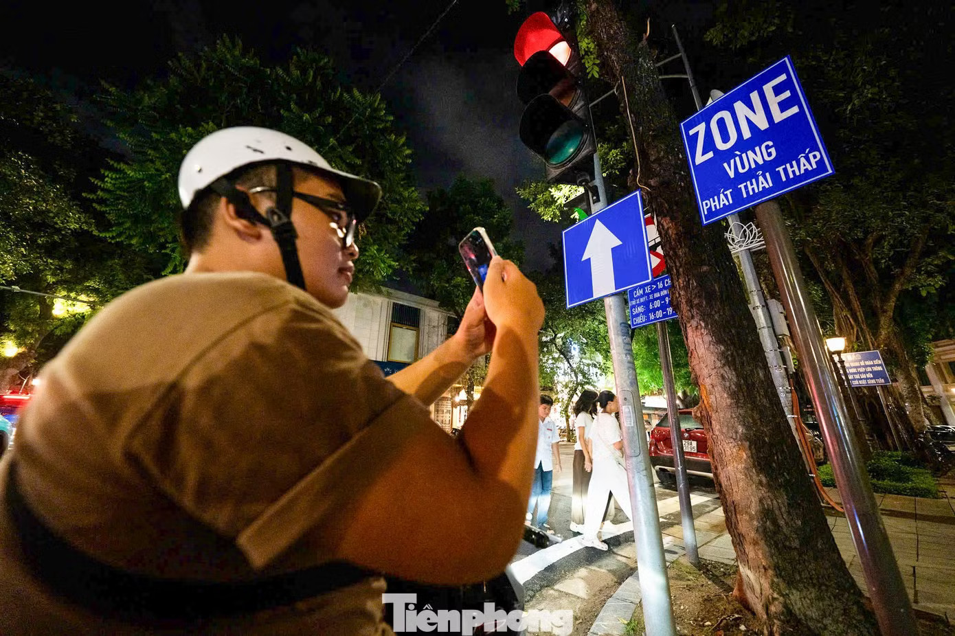 Ngày đầu vùng phát thải thấp Hà Nội: Tài xế đổi lộ trình, người dân dần thích ứng - Ảnh 1.