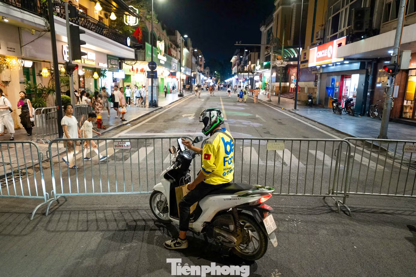Ngày đầu vùng phát thải thấp Hà Nội: Tài xế đổi lộ trình, người dân dần thích ứng - Ảnh 2.