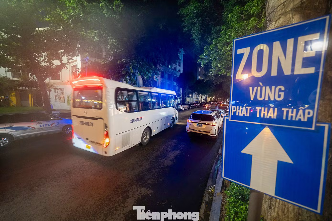Ngày đầu vùng phát thải thấp Hà Nội: Tài xế đổi lộ trình, người dân dần thích ứng - Ảnh 7.