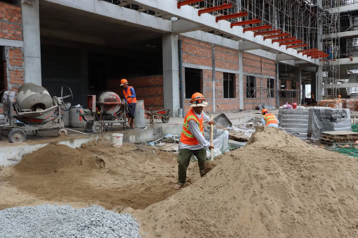 Tăng trưởng chưa đạt mục tiêu 2 con số: Kịch bản nào cho 6 tháng cuối năm? - Ảnh 2.