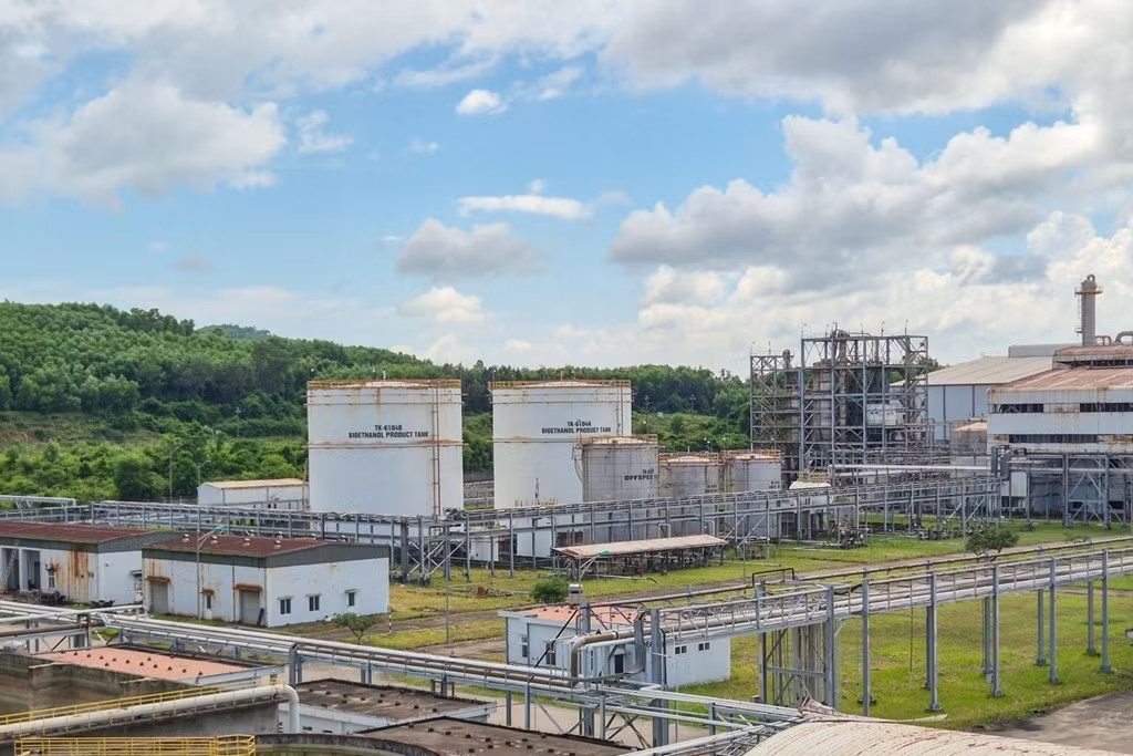 Nguồn cung ethanol sản xuất trong nước hiện mới đáp ứng chưa tới 30% nhu cầu. Gần 1.600 cây xăng bán E5, hơn 70% ethanol cho E10 phải nhập khẩu - Ảnh 1.