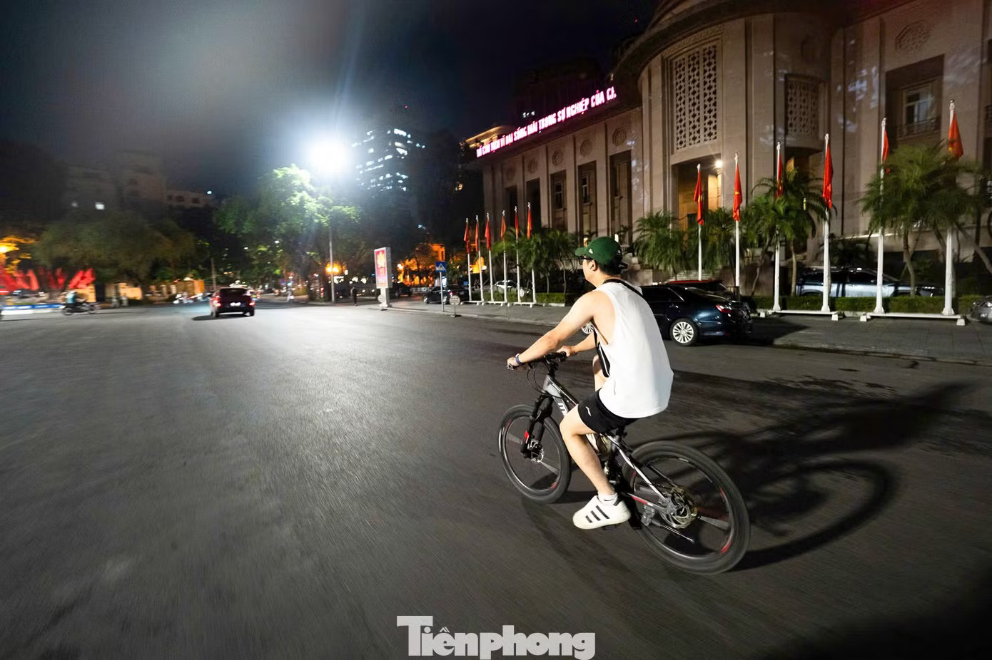 Ngày đầu vùng phát thải thấp Hà Nội: Tài xế đổi lộ trình, người dân dần thích ứng - Ảnh 8.