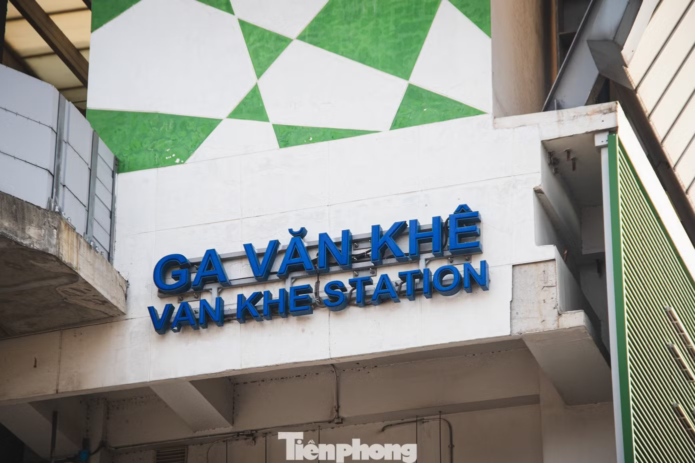 Sự cố mảng vữa bong tróc từ ga Văn Khê rơi xuống đường, làm hư hỏng xe buýt BRT. Hà Nội Metro báo cáo gì sau sự cố tại ga Văn Khê? - Ảnh 1.