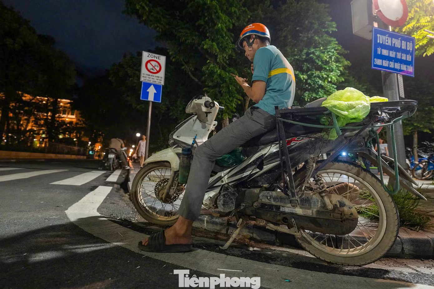 Ngày đầu vùng phát thải thấp Hà Nội: Tài xế đổi lộ trình, người dân dần thích ứng - Ảnh 4.