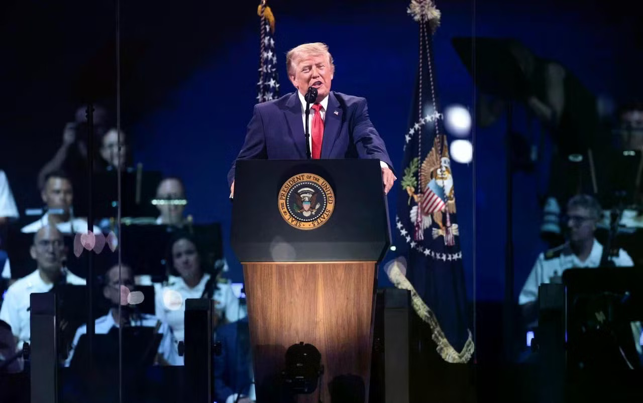 Tổng thống Mỹ Donald Trump phát biểu tối 4/7. (Ảnh: Reuters) Tổng thống Mỹ Trump phát biểu mừng Quốc khánh sau khi phải trì hoãn vì giông bão - Ảnh 1.