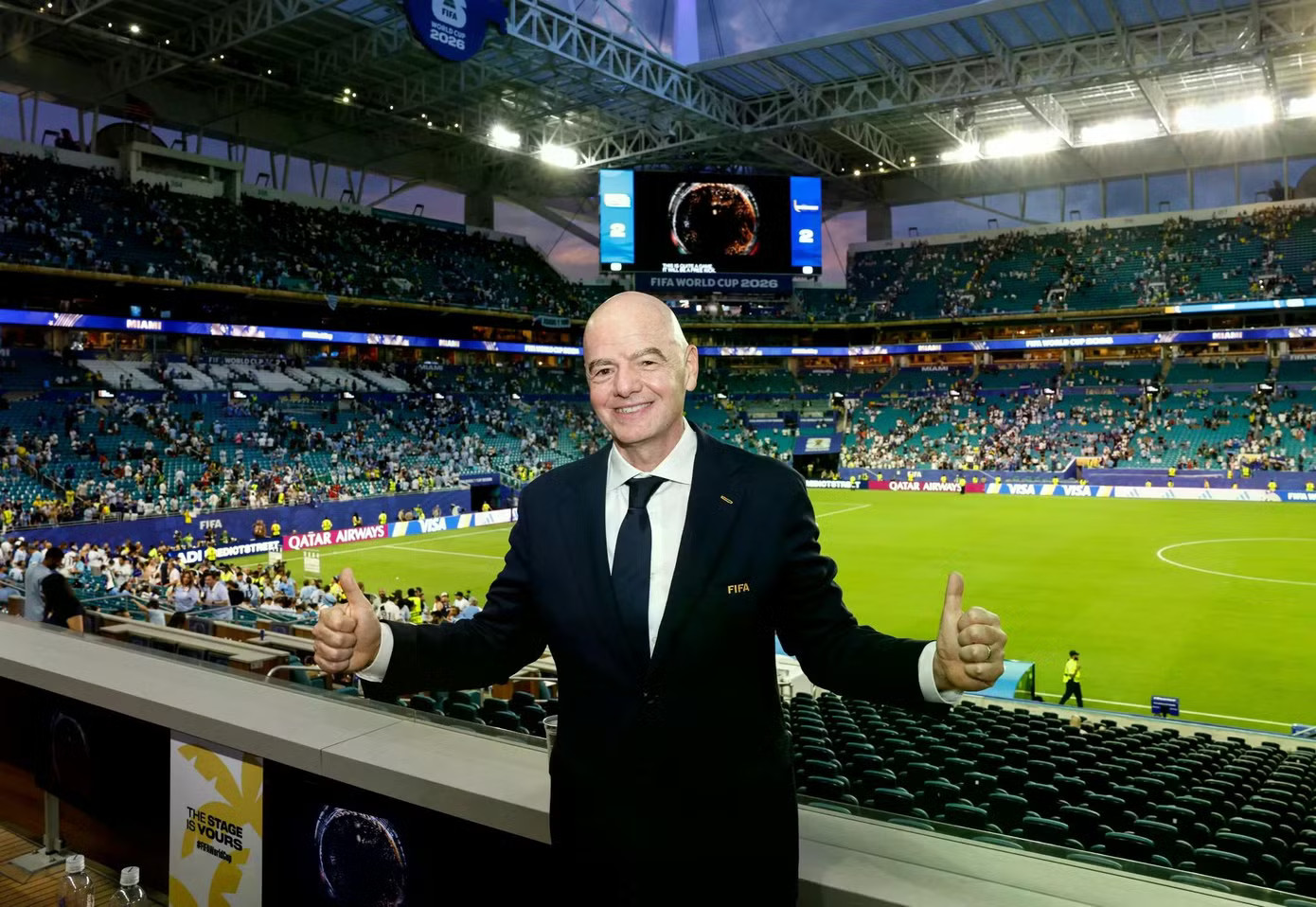 Dùng chuyên cơ riêng đi xem World Cup, Chủ tịch FIFA bị chỉ trích - Ảnh 1.
