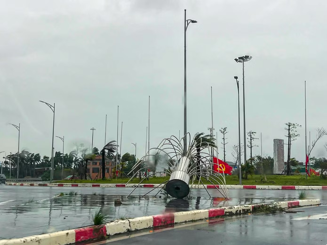 Móng Cái tan hoang không nhận ra sau bão số 1 - Ảnh 13.