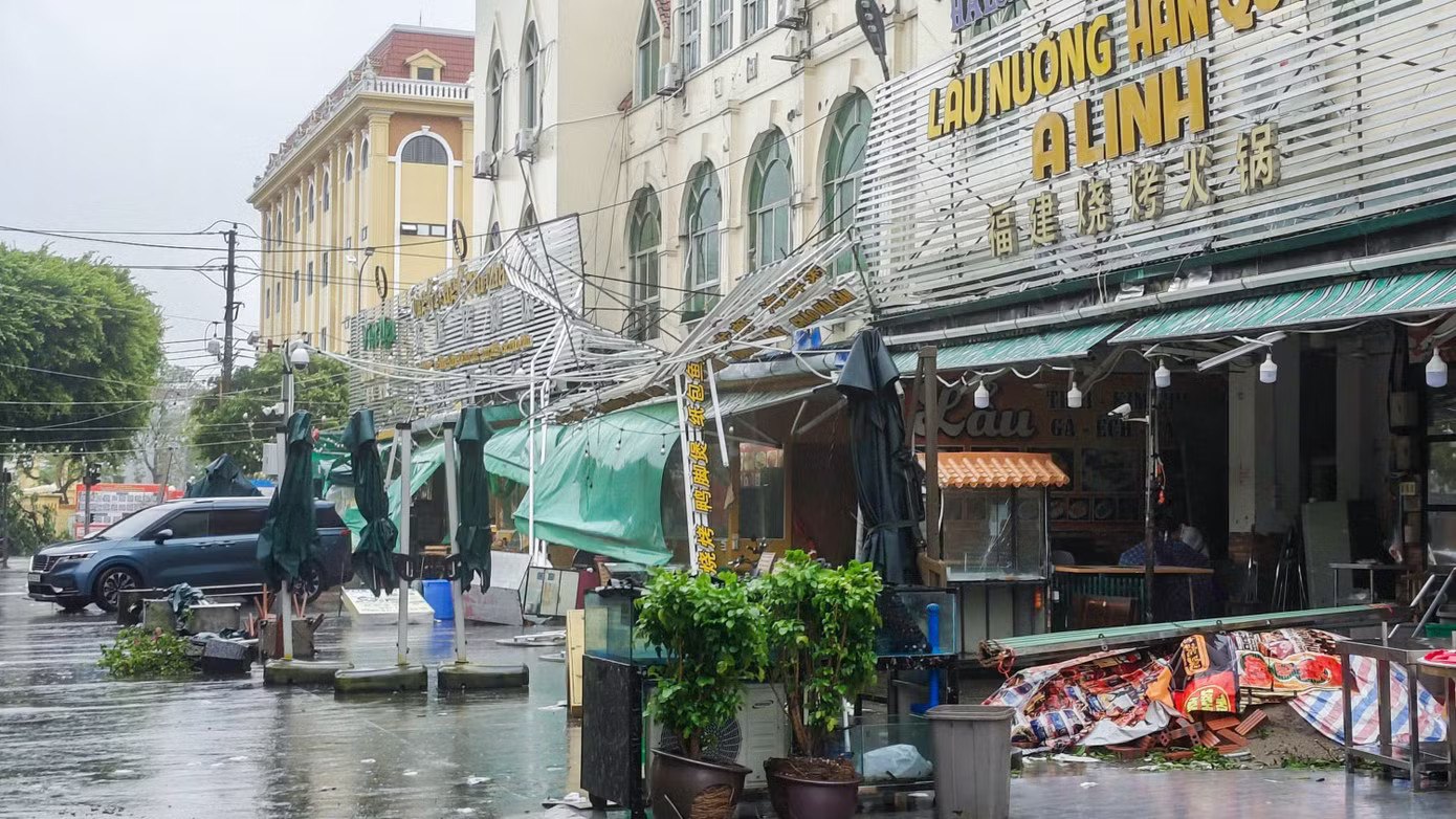 Móng Cái tan hoang không nhận ra sau bão số 1 - Ảnh 8.