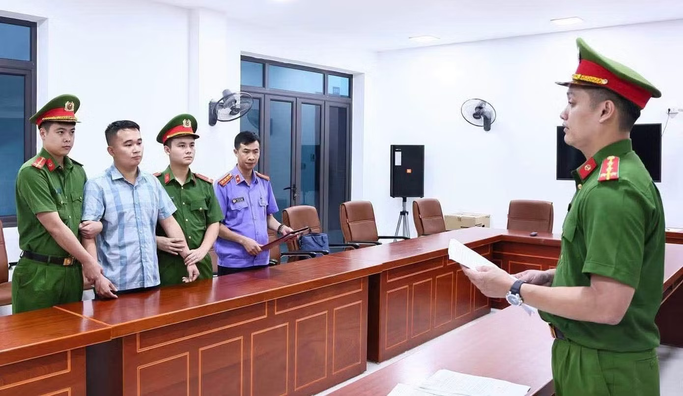 Cơ quan Công an bắt tạm giam một giáo viên Trường THPT chuyên Tuyên Quang Bộ GD&ĐT: Điểm thi môn Toán tại Tuyên Quang có bất thường, nhất là khâu coi thi - Ảnh 1.