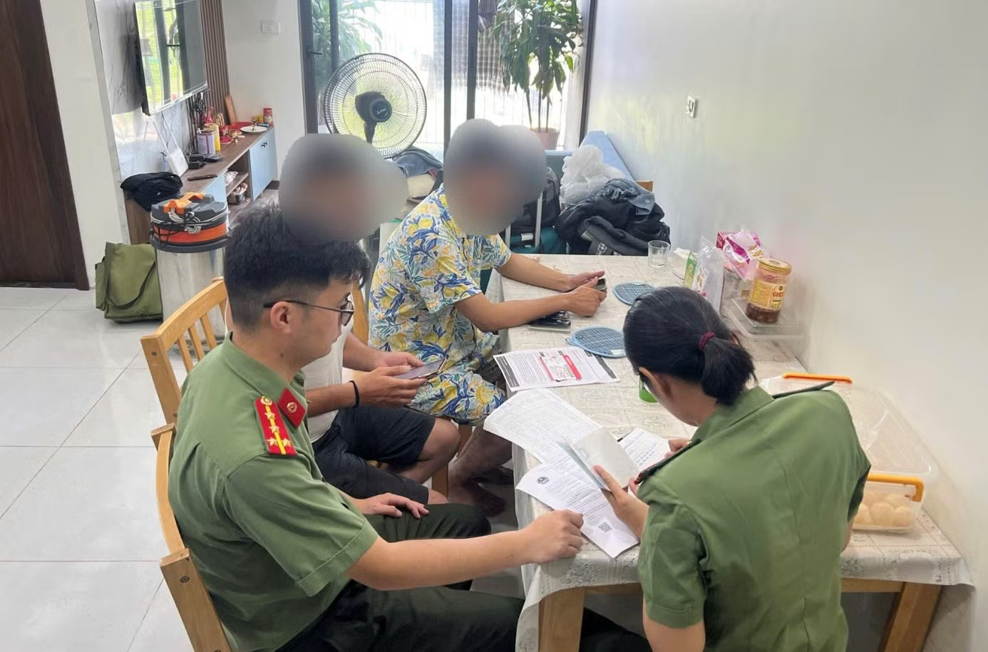 Lực lượng chức năng kiểm tra công tác lưu trú, tạm trú của người nước ngoài trên địa bàn TP Hà Nội. Người thân, quen đến nhà ở qua đêm cũng phải khai báo cư trú có gây phiền hà? - Ảnh 1.