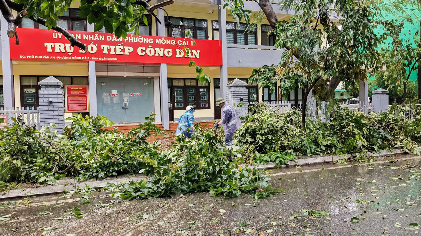 Móng Cái tan hoang không nhận ra sau bão số 1 - Ảnh 3.
