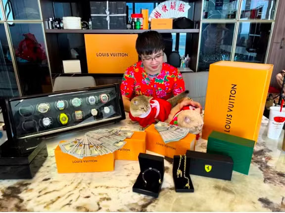 Thu loạt xe sang, hàng chục đồng hồ xa xỉ, túi xách hàng hiệu tại nhà bạn gái của Mr Pips - Ảnh 2.