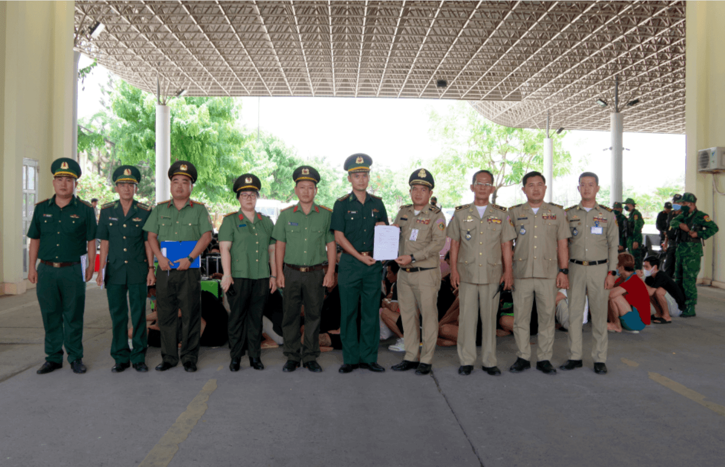 137 'Việt kiều' bị trả về nước - Ảnh 1.