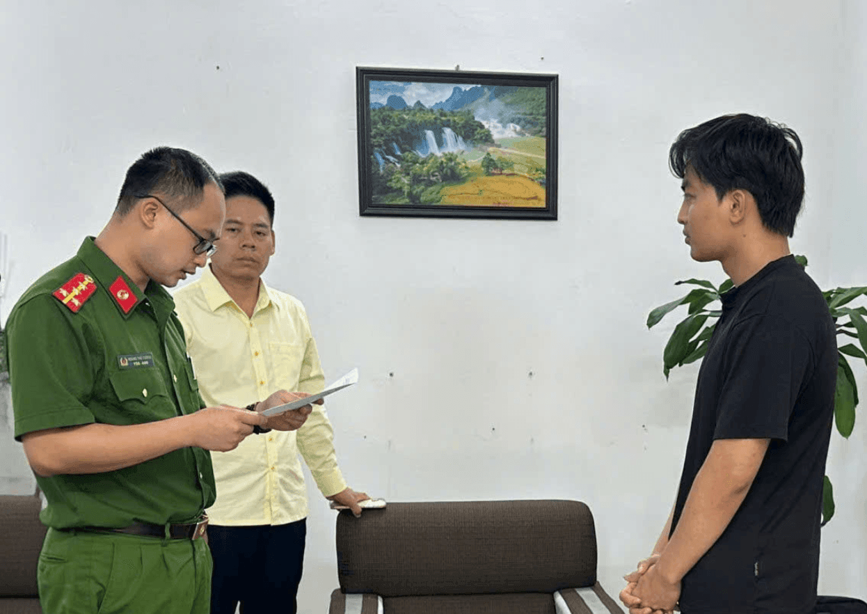Kiểm tra một xưởng sản xuất, tịch thu 4.600 gói trà giả cùng 1,1 tấn nguyên liệu: Khởi tố quản lý Nguyễn Quang Lợi - Ảnh 1.