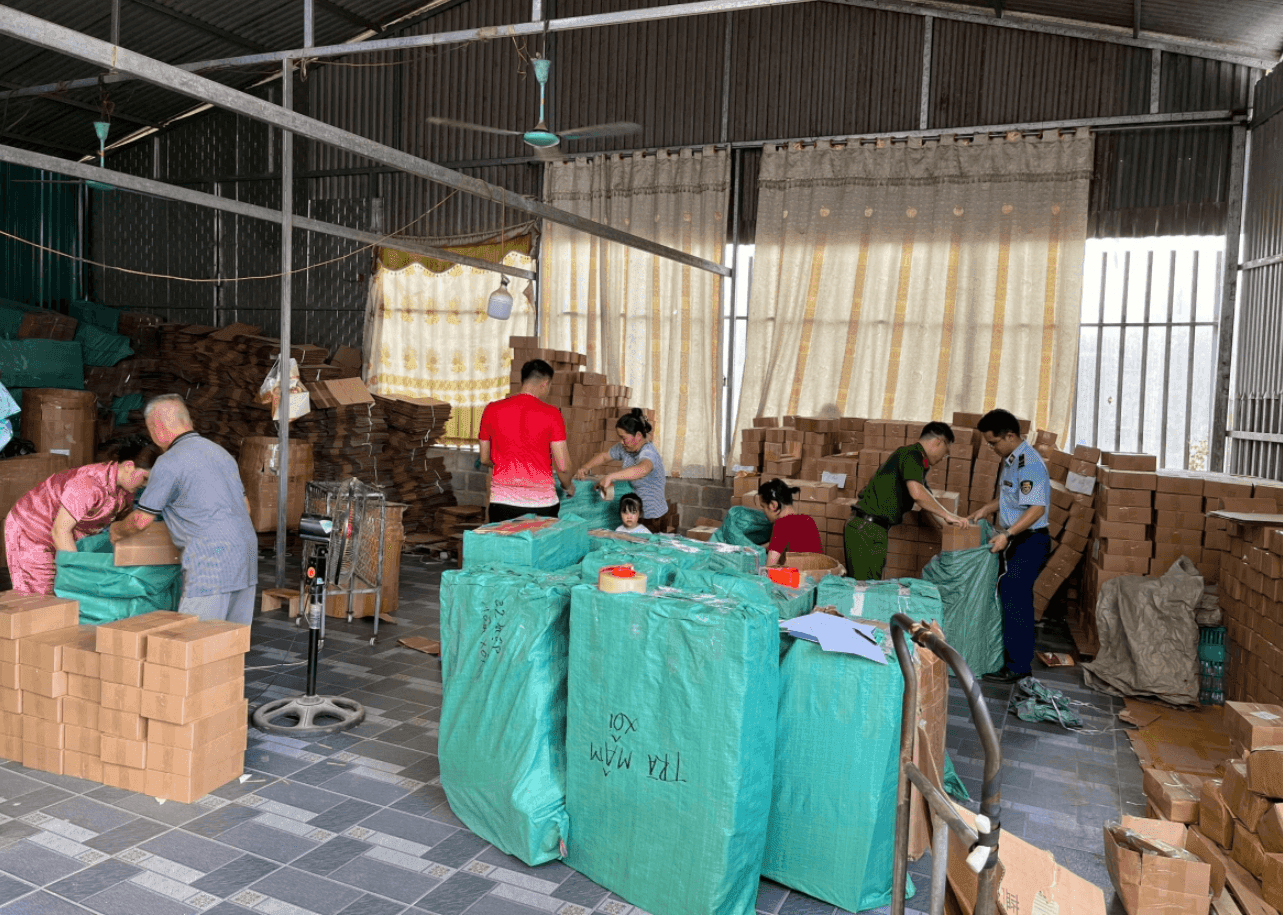 Kiểm tra một xưởng sản xuất, tịch thu 4.600 gói trà giả cùng 1,1 tấn nguyên liệu: Khởi tố quản lý Nguyễn Quang Lợi - Ảnh 2.
