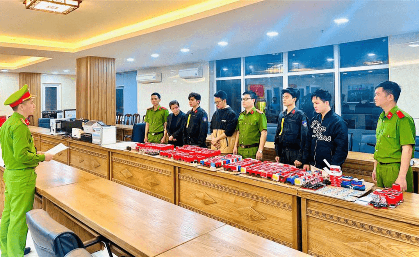 Khởi tố 97 đối tượng, phong tỏa hơn 1.000 tài khoản ngân hàng, thu giữ 15 máy in, máy tính cùng 500 con dấu trong đường dây rửa tiền hơn 67.000 tỷ đồng - Ảnh 1.