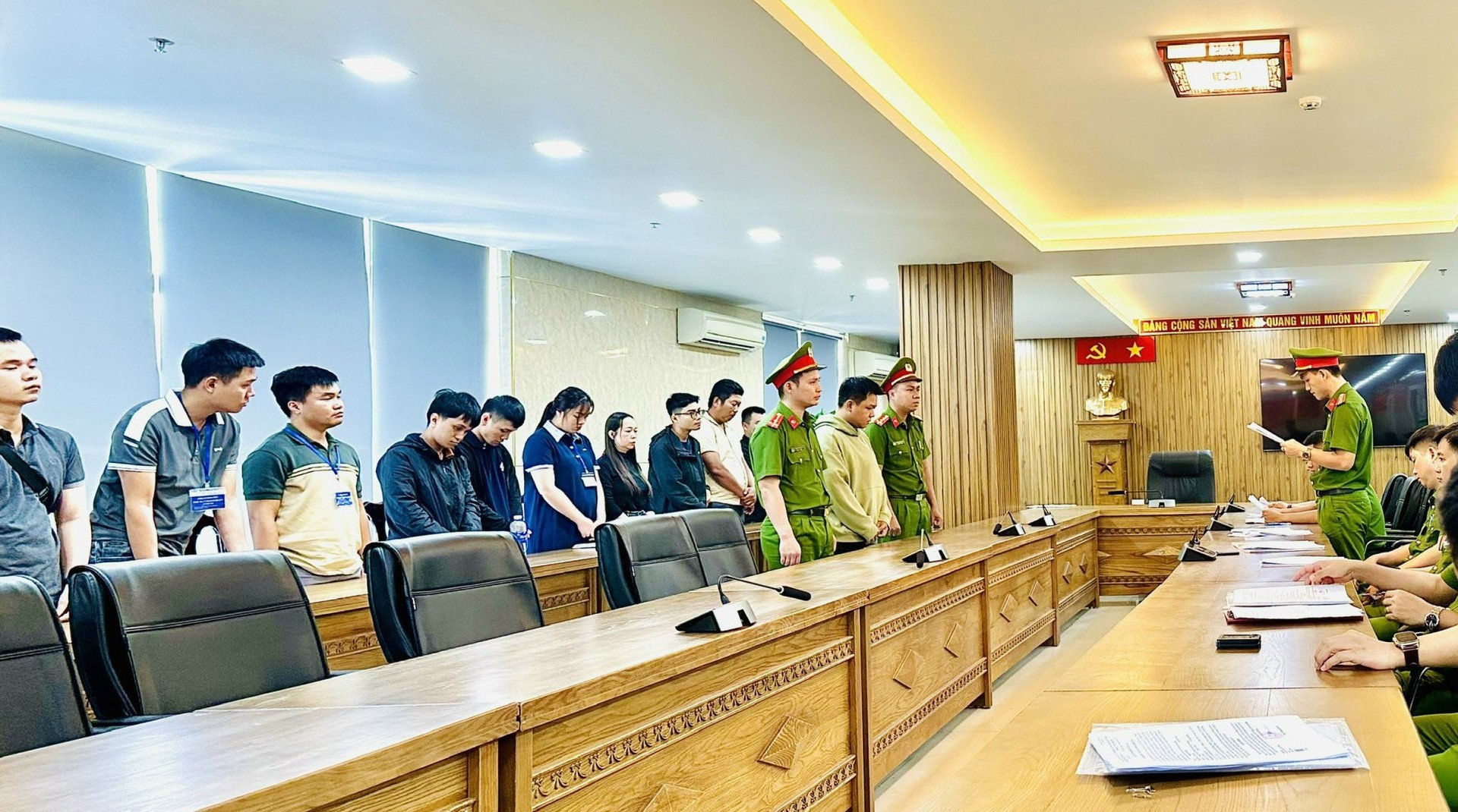 Khởi tố 97 đối tượng, phong tỏa hơn 1.000 tài khoản ngân hàng, thu giữ 15 máy in, máy tính cùng 500 con dấu trong đường dây rửa tiền hơn 67.000 tỷ đồng - Ảnh 3.