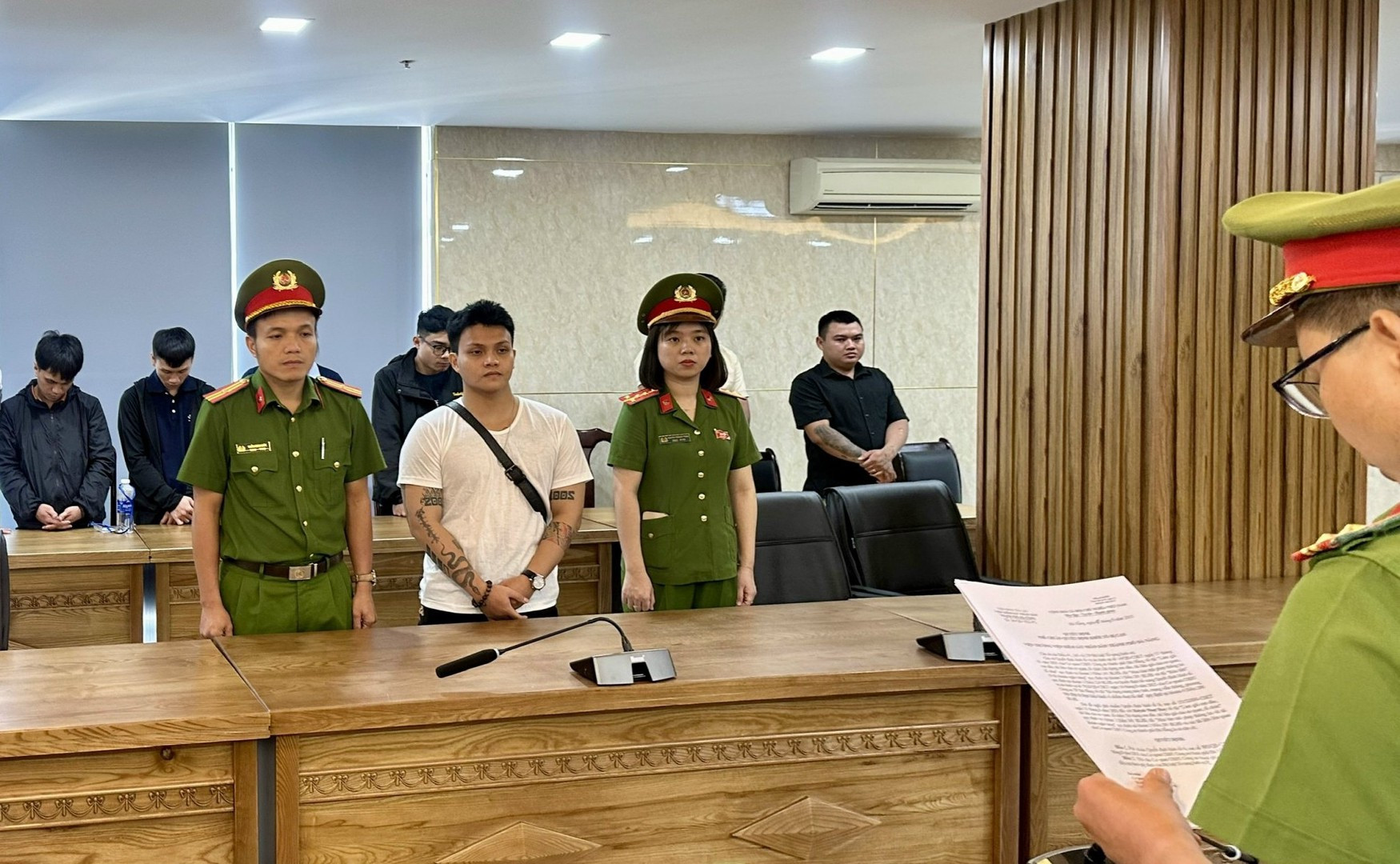 Khởi tố 97 đối tượng, phong tỏa hơn 1.000 tài khoản ngân hàng, thu giữ 15 máy in, máy tính cùng 500 con dấu trong đường dây rửa tiền hơn 67.000 tỷ đồng - Ảnh 2.