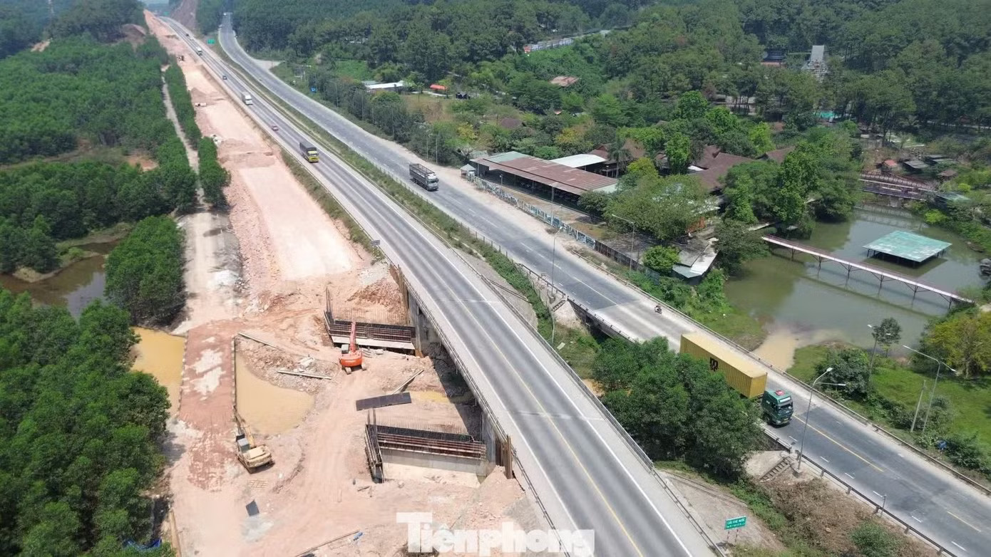 Việc tạm dừng khai thác tuyến trong khung giờ từ 17h đến 5h sáng nhằm bảo đảm an toàn cho lực lượng thi công trên công trường vào ban đêm. Ảnh: Ngọc Văn Cao tốc Cam Lộ - La Sơn cấm phương tiện lưu thông ban đêm - Ảnh 2.