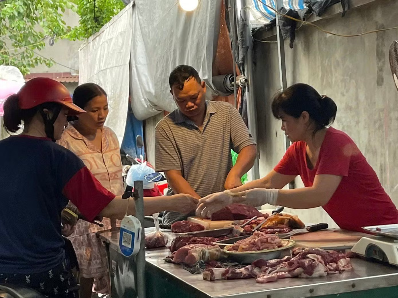 Tăng lương, làm sao ngăn giá cả hàng hoá ‘cuốn’ theo? - Ảnh 2.