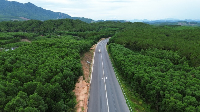 Chỉ 1 tháng nữa, chính thức khai thác cao tốc kết nối 2 thành phố trực thuộc Trung ương của miền Trung- Ảnh 1.