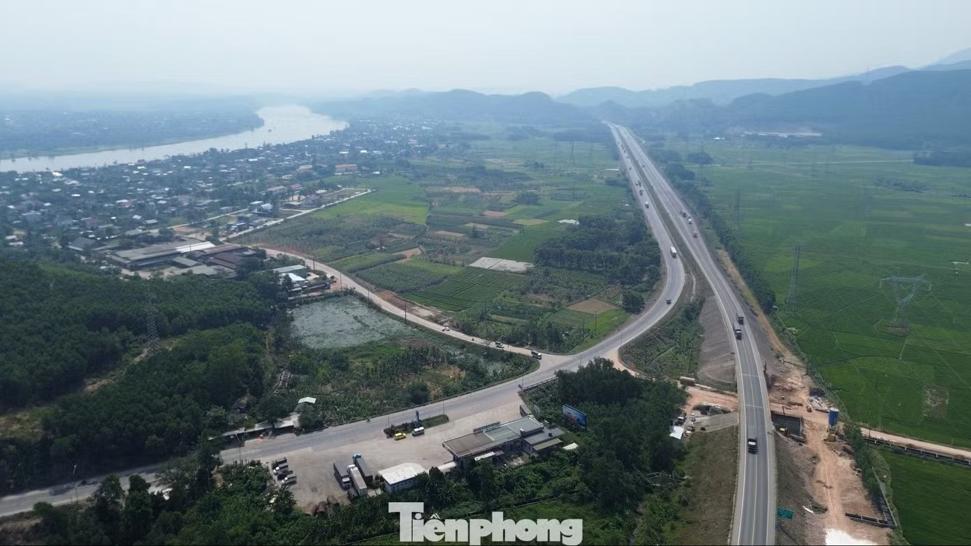 Tuyến cao tốc Cam Lộ - La Sơn nối tỉnh Quảng Trị với TP. Huế tạm dừng lưu thông vào ban đêm kể từ ngày 10/7. Ảnh: Ngọc Văn Cao tốc Cam Lộ - La Sơn cấm phương tiện lưu thông ban đêm - Ảnh 1.