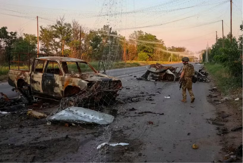 Lính Ukraine ở khu vực giữa hai thị trấn Druzhkivka và Kostiantynivka thuộc vùng Donetsk. (Ảnh: Reuters) Phía sau những tuyên bố trái ngược của Nga và Ukraine về tình hình chiến trường - Ảnh 1.