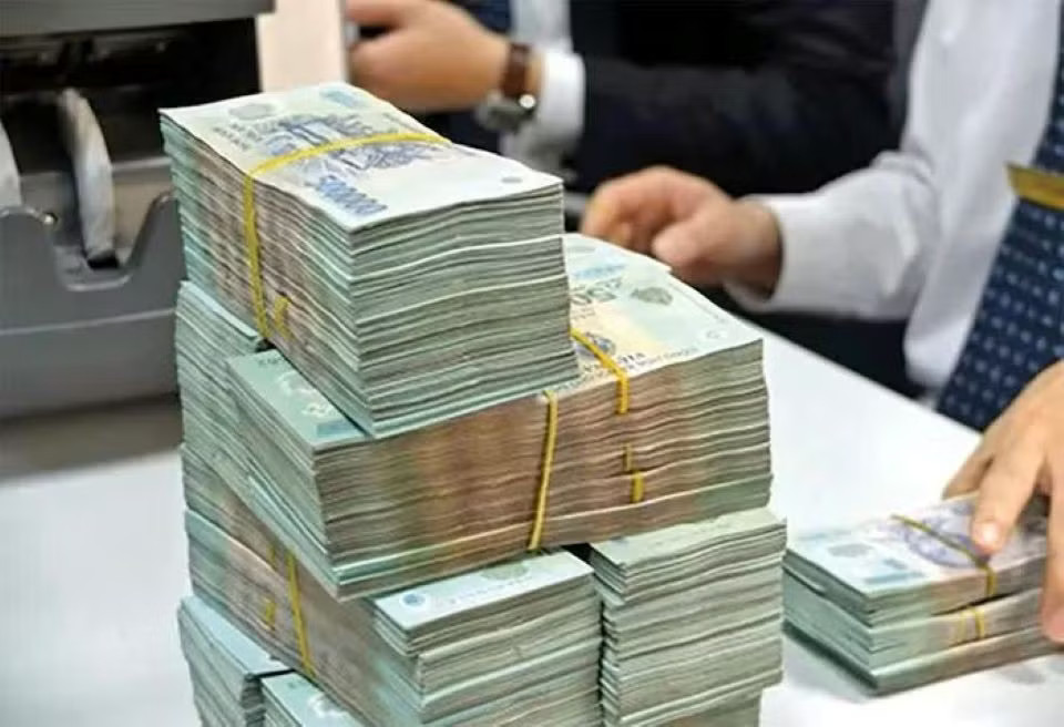 Khó khăn của doanh nghiệp đang làm gia tăng nguy cơ nợ xấu hiện hữu cũng như nợ xấu tiềm ẩn. Lãi vay cao, cảnh báo nguy cơ nợ xấu tăng - Ảnh 2.