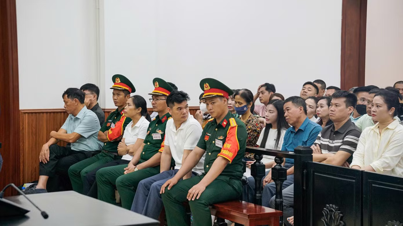Các bị cáo tại phiên tòa. Ông Nguyễn Văn Hậu phải bồi thường hơn 4.300 tỷ đồng cho người mua đất sân bay Nha Trang - Ảnh 1.