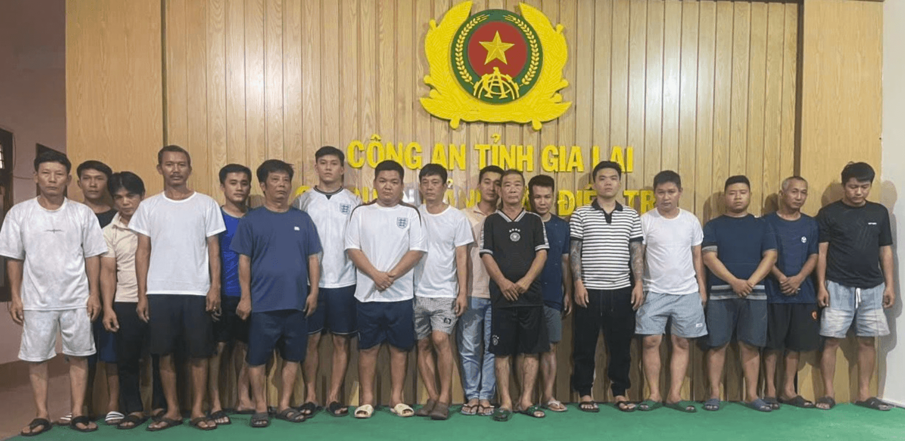 Phát hiện 16 đối tượng có giao dịch hơn 100 tỷ đồng: Công an đồng loạt vào cuộc, khám xét 19 địa điểm, tịch thu 18 điện thoại, 2 máy tính cùng nhiều tài liệu - Ảnh 1.