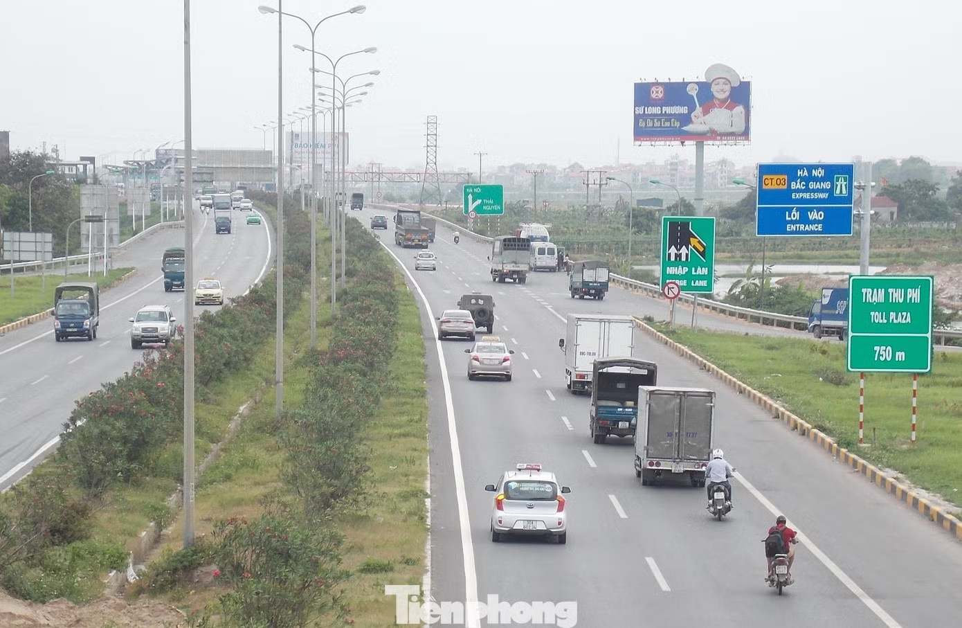 Cao tốc Hà Nội - Bắc Giang ô tô đang đi chung với xe máy 10 năm nay. Ảnh: Anh Trọng. Cao tốc Hà Nội - Bắc Giang: Bao giờ hết bất cập giao thông hỗn hợp? - Ảnh 1.