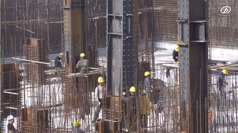 Công trình này huy động khoảng 1.200 công nhân làm việc liên tục cả ngày lẫn đêm (Ảnh- ABC News)