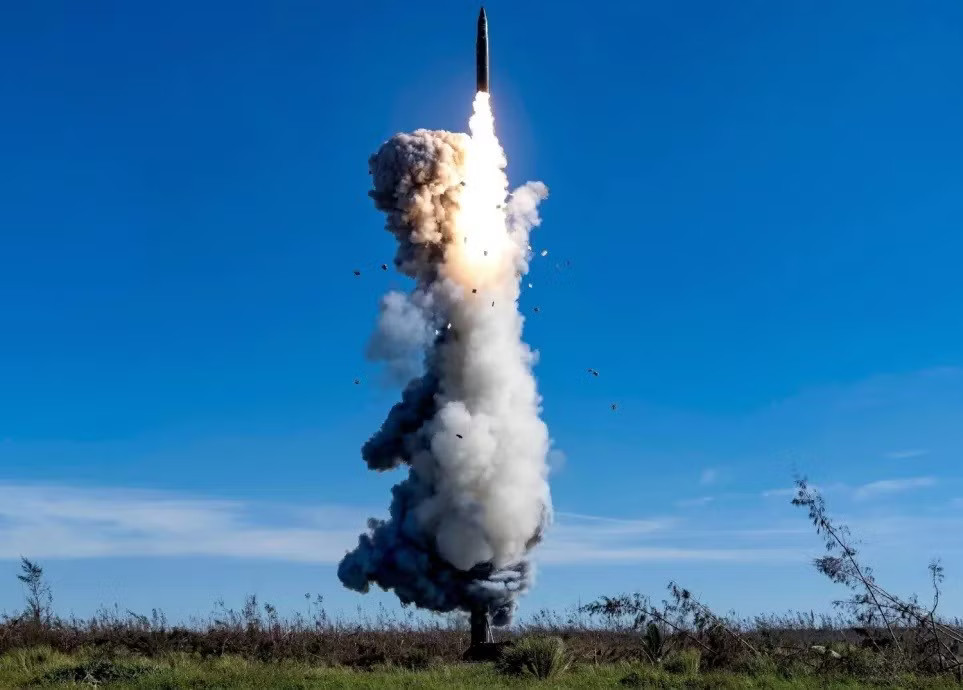 Trung Quốc phóng tên lửa DF-31 từ đảo Hải Nam năm 2024. Ảnh: PLA. Vì sao Trung Quốc bất ngờ phóng tên lửa đạn đạo từ tàu ngầm ra Thái Bình Dương và điều gì đang chờ khu vực? - Ảnh 5.