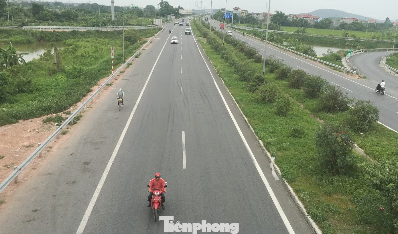 Trong năm nay, hơn 80% chiều dài cao tốc Hà Nội - Bắc Giang sẽ được tách xe máy khỏi cao tốc. Cao tốc Hà Nội - Bắc Giang: Bao giờ hết bất cập giao thông hỗn hợp? - Ảnh 2.