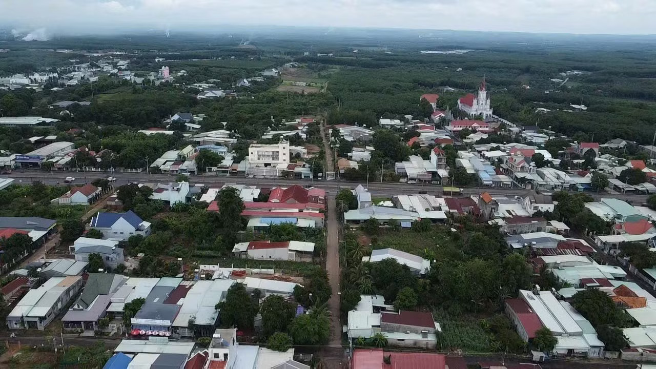 Dự án cao tốc Gia Nghĩa - Chơn Thành đoạn qua phường Bình Phước đến nay vẫn còn nhiều nhà dân, chưa giải phóng xong mặt bằng. Đồng Nai thêm xin vốn cho cao tốc Gia Nghĩa - Chơn Thành - Ảnh 1.