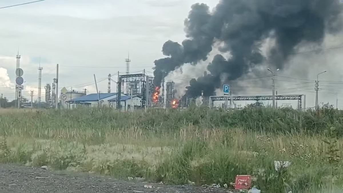 Hỏa hoạn tại nhà máy lọc dầu Omsk. (Ảnh: Reuters) Ukraine thực hiện cuộc tấn công chưa từng thấy nhằm vào Nga - Ảnh 1.