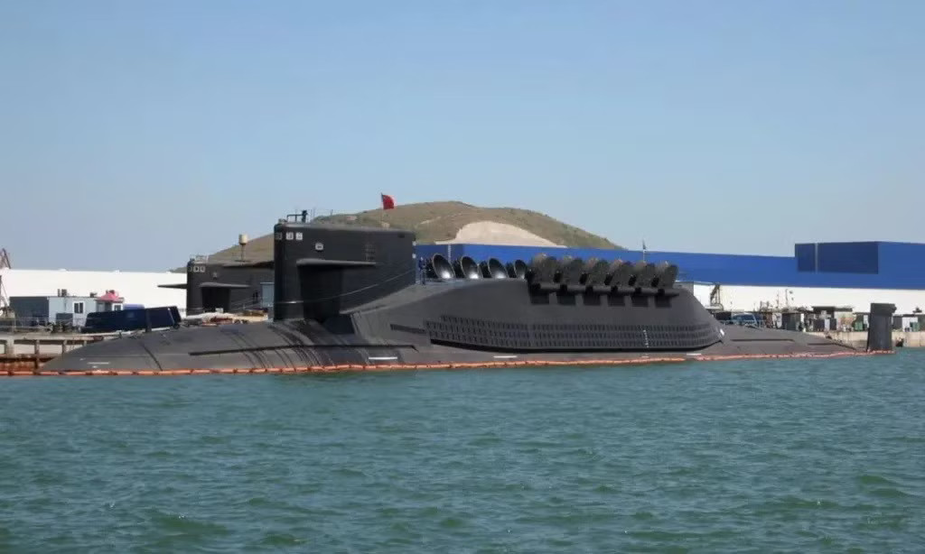 Tàu ngầm mang tên lửa đạn đạo hạt nhân Type 094 của Trung Quốc. Ảnh: USN. Vì sao Trung Quốc bất ngờ phóng tên lửa đạn đạo từ tàu ngầm ra Thái Bình Dương và điều gì đang chờ khu vực? - Ảnh 3.