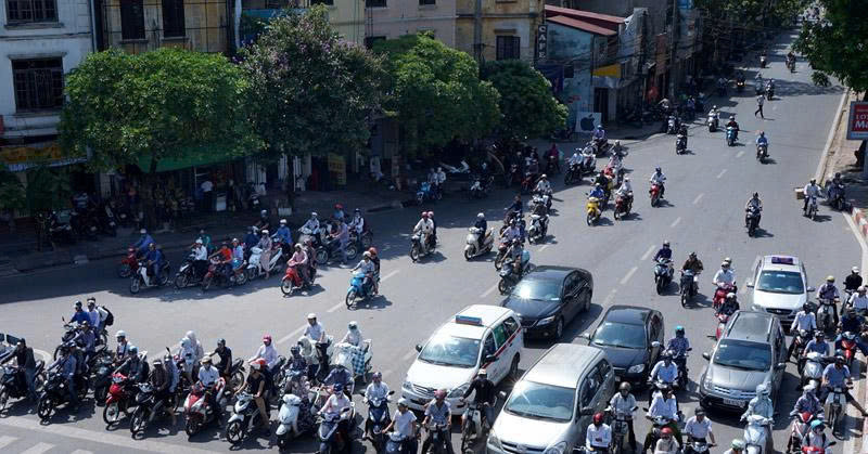 Từ nay, người đi xe máy dừng đèn đỏ tránh nắng kiểu này trên đường sẽ bị phạt ngay 600.000 đồng