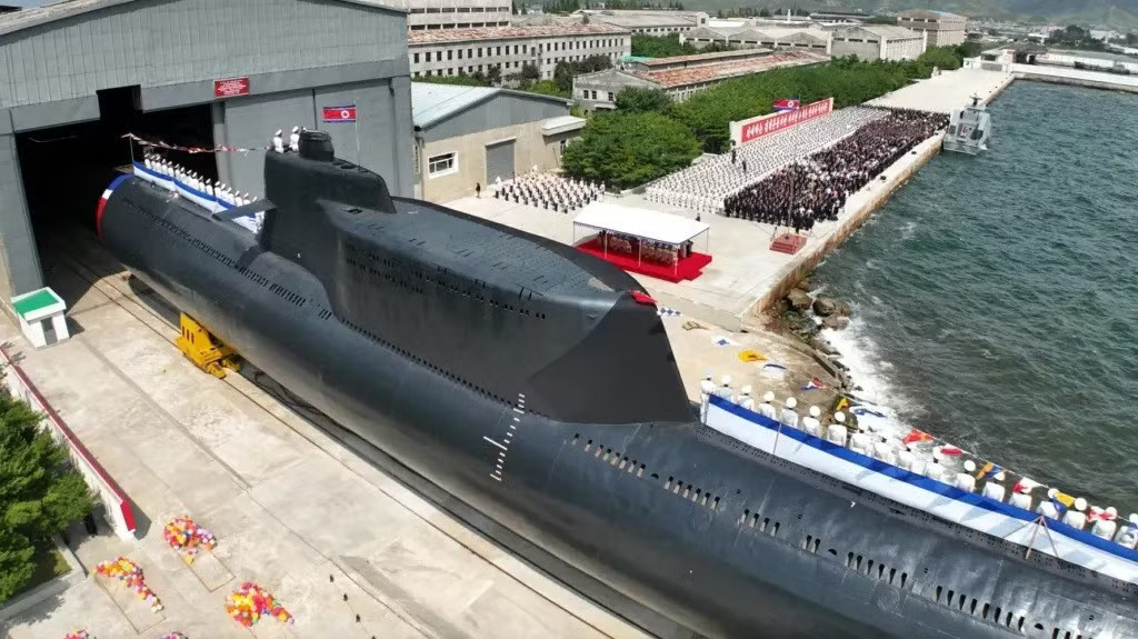 Tàu ngầm lớp Romeo được cải tiến của Triều Tiên . Ảnh: KCNA. Vì sao Trung Quốc bất ngờ phóng tên lửa đạn đạo từ tàu ngầm ra Thái Bình Dương và điều gì đang chờ khu vực? - Ảnh 6.