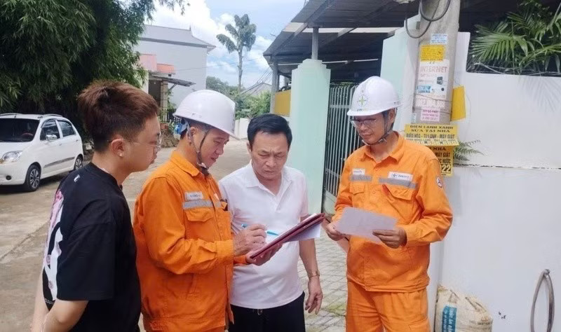 Hoá đơn tiền điện tháng 6 của nhiều hộ dân ở miền Bắc tăng mạnh. Hoá đơn tiền điện tháng 6 tăng vọt, công ty điện lực nói gì? - Ảnh 1.