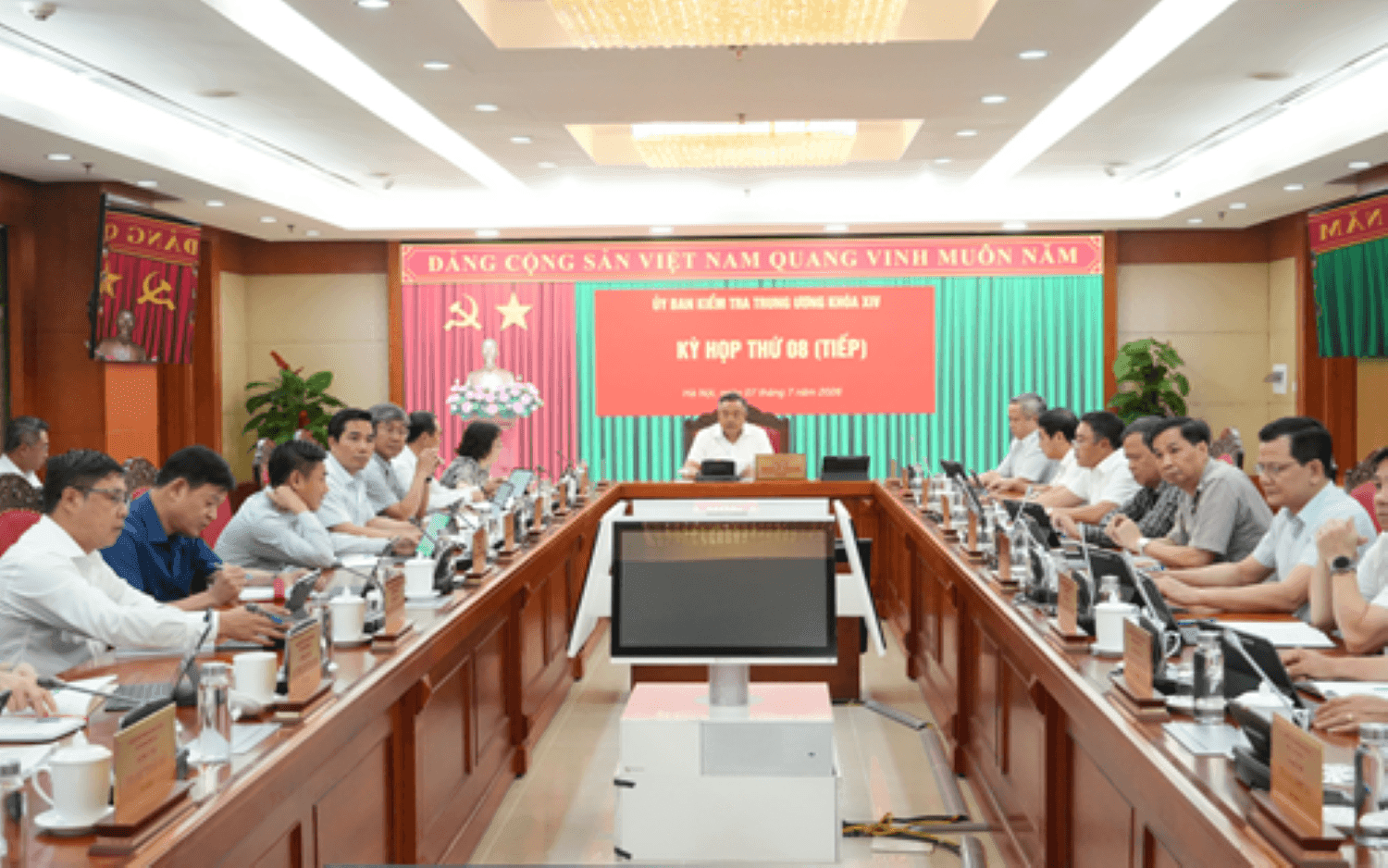 Khai trừ khỏi Đảng nguyên Phó Tổng Giám đốc ACV vì suy thoái đạo đức, gây hậu quả rất nghiêm trọng - Ảnh 1.