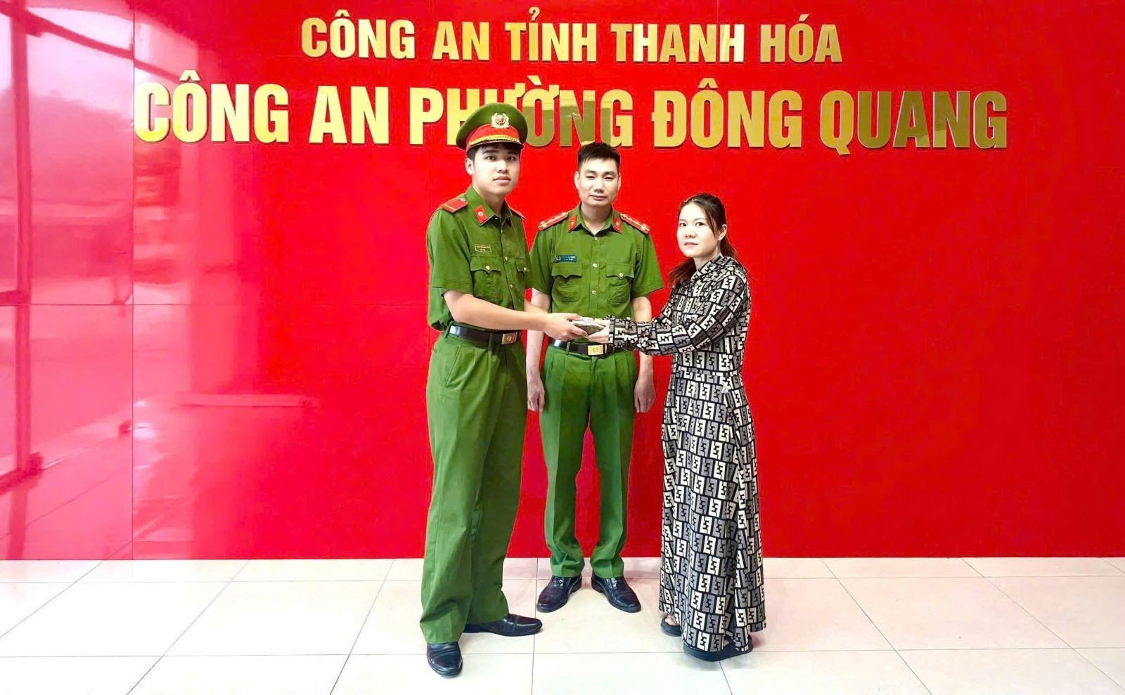 Phát hiện chiếc túi xách chứa 75 triệu đồng, công an lập tức mời chị Nguyễn Thị Thùy SN 1991 lên làm việc - Ảnh 1.
