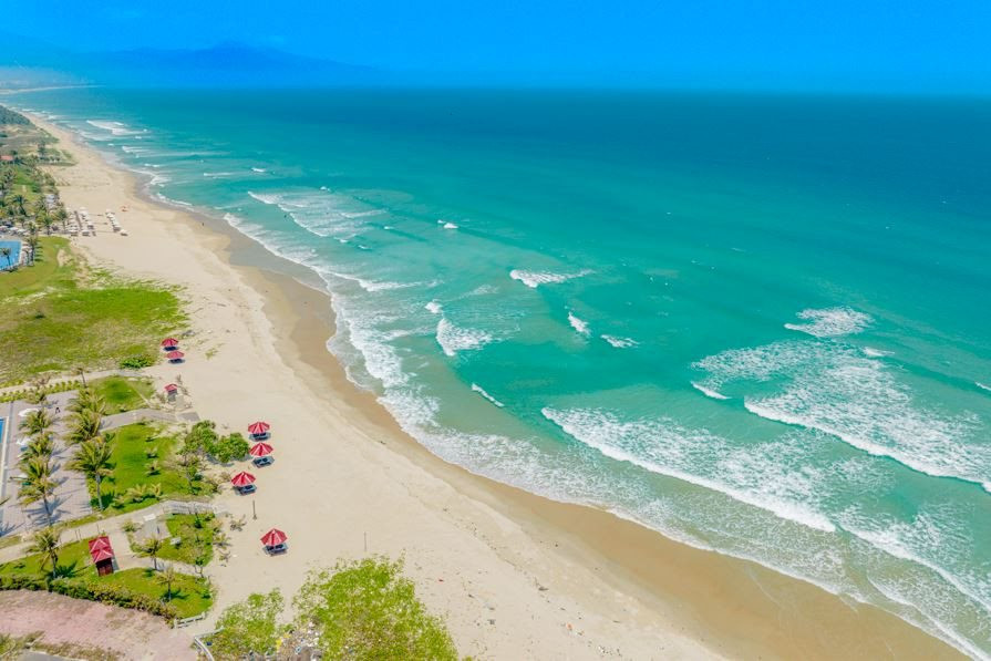 ocean-waves-resort-cam-ranh-private-beach-01-.jpg