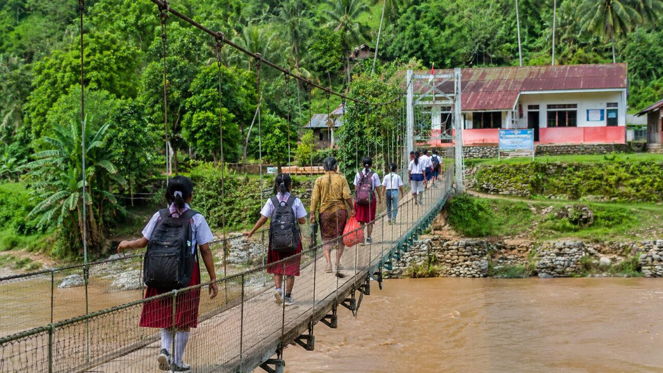 a-meta-de-5-mil-pontes-suspensas-na-indonesia-ate-o-fim-de-2026-leva-infraestrutura-rural-a-comunidades-isoladas-1290x726_1783484110.jpg
