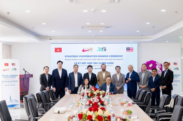 Đại diện Hưng Yên Group và JLG tại lễ ký kết