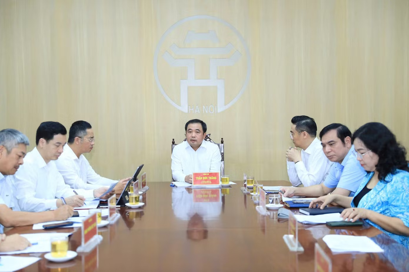 Bí thư Thành ủy Hà Nội Trần Đức Thắng trao đổi tại buổi tiếp công dân. Ảnh: HNM. Bí thư Hà Nội Trần Đức Thắng chỉ đạo giải quyết 5 vụ việc về đất đai, nhà ở của công dân - Ảnh 1.