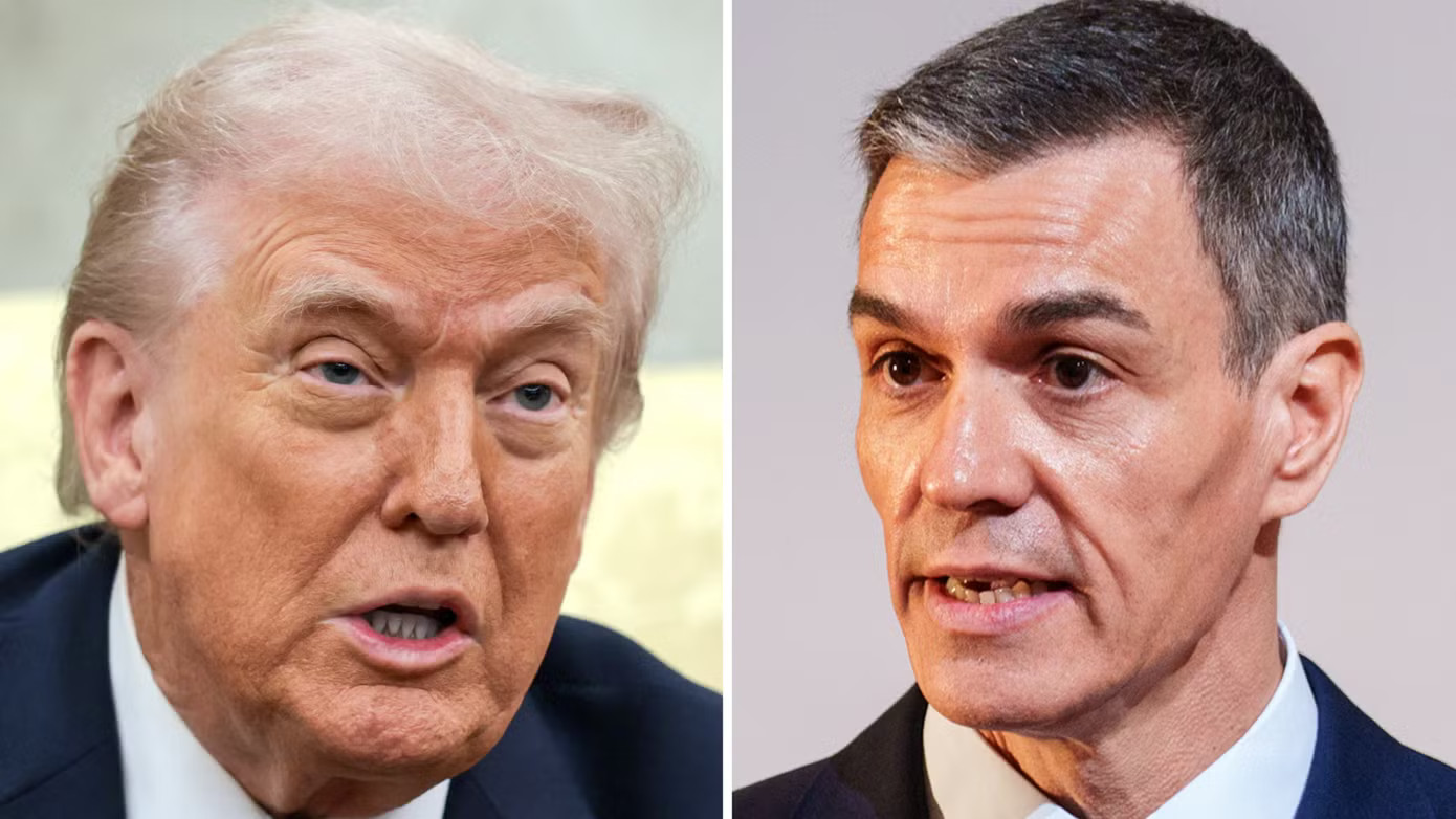 Tổng thống Mỹ Donald Trump và Thủ tướng Tây Ban Nha Pedro Sánchez. (Ảnh: AP) Mỹ bất ngờ tuyên bố cắt đứt thương mại với Tây Ban Nha - Ảnh 1.